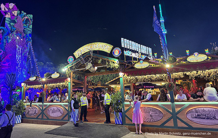 "Isarschänke Weißbiergarten" von Andreas Dräger und Christine Kübler-Dräger auf dem Oktoberfest 2025 in der Straße 2 Ost neben Dr. Archibald (©Foto: Martin Schmitz)